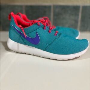 Nike women’s roshes